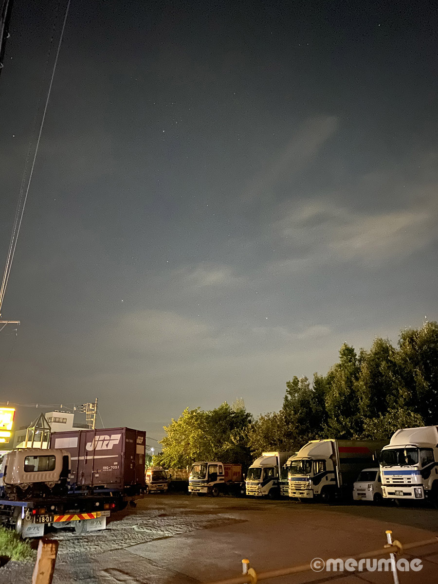 近所の運送会社:ナイトモードON 星まで写ってる!
