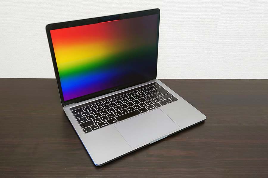 エレコムのぞき見防止フィルターを装着したMacBook Pro 13